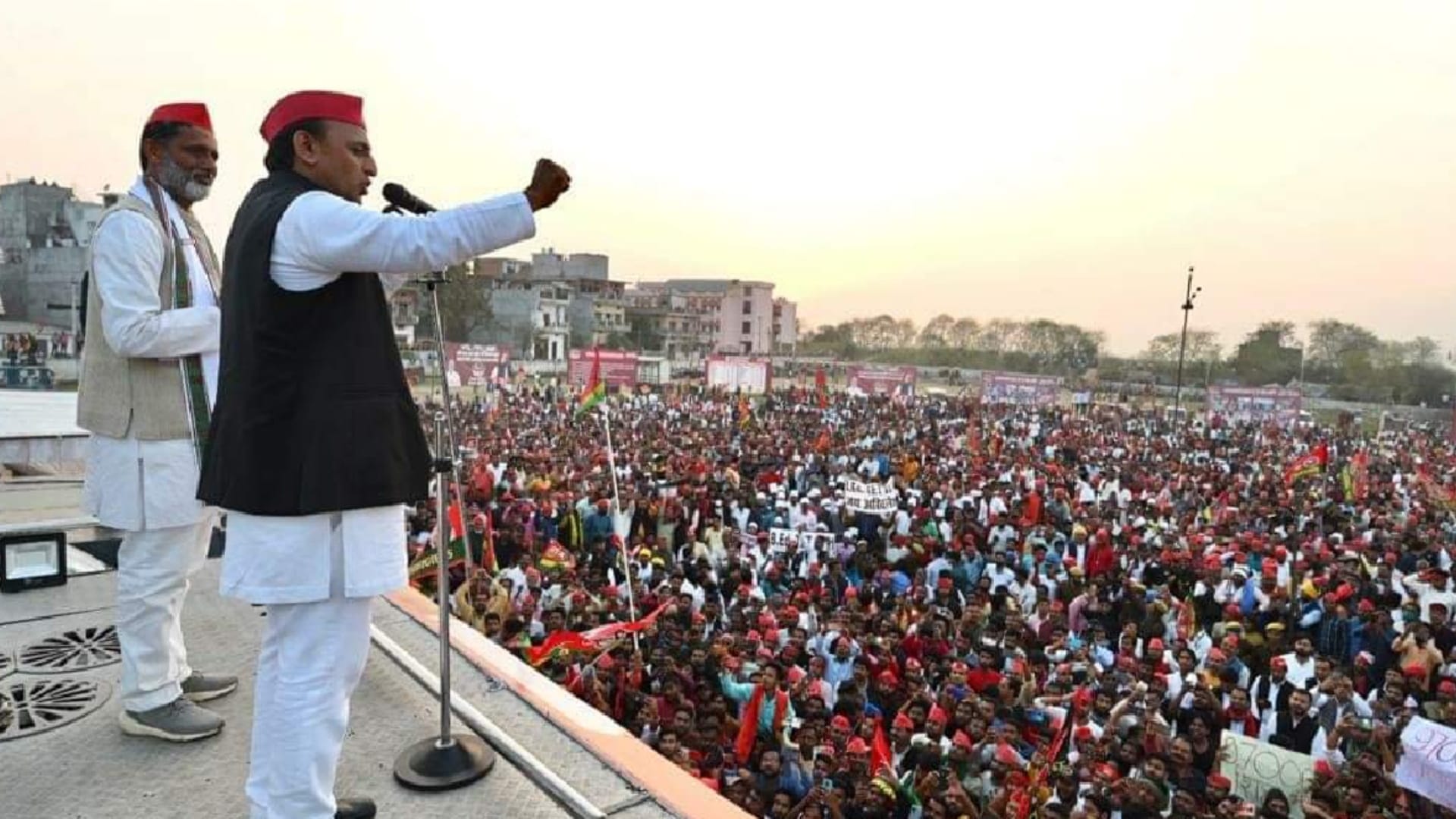 Akhilesh Yadav showed power through road show in Gorakhpur