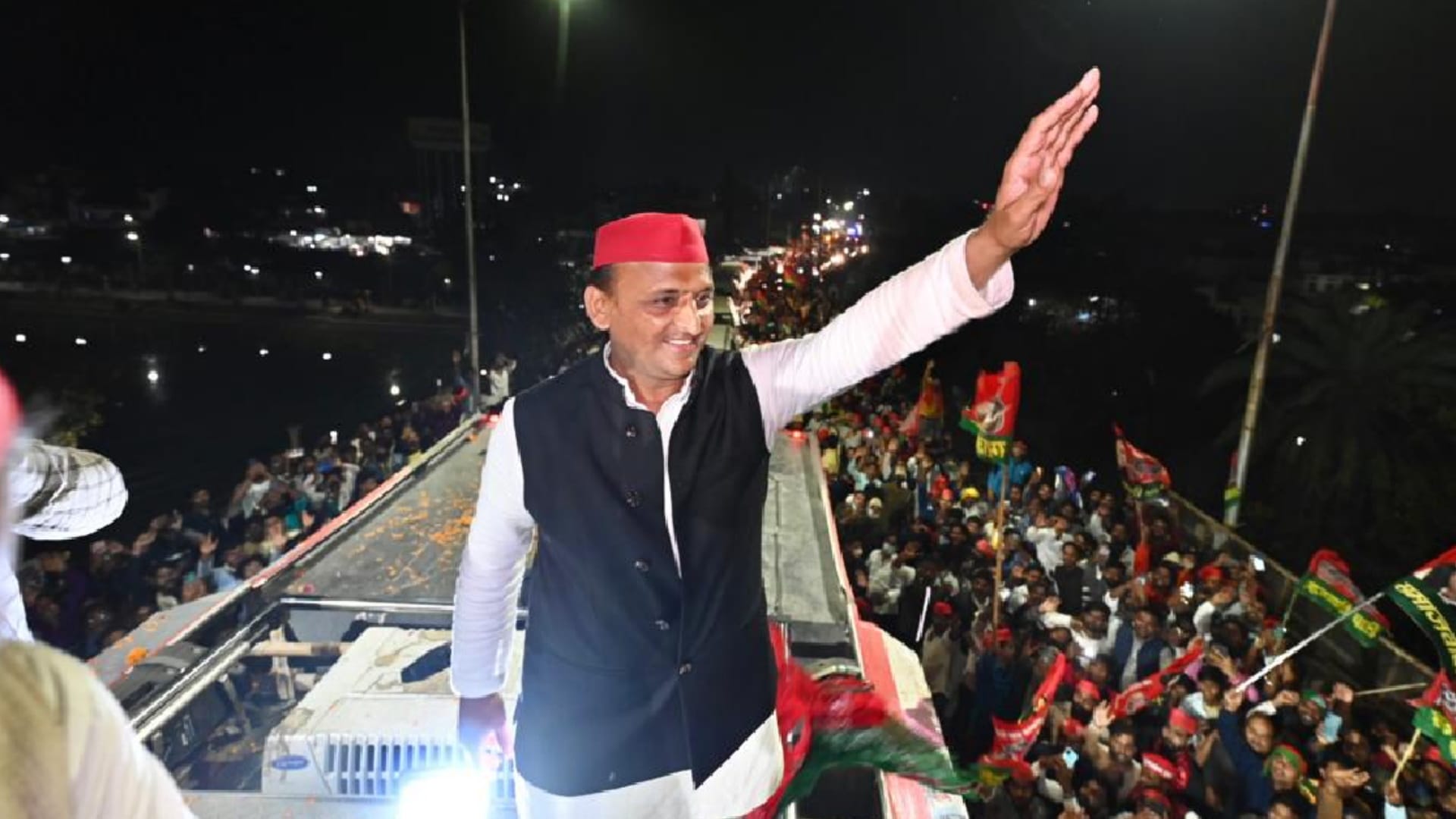 Akhilesh Yadav showed power through road show in Gorakhpur