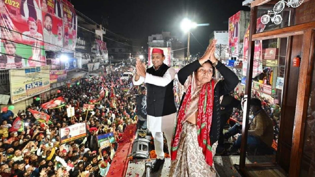 Akhilesh Yadav showed power through road show in Gorakhpur