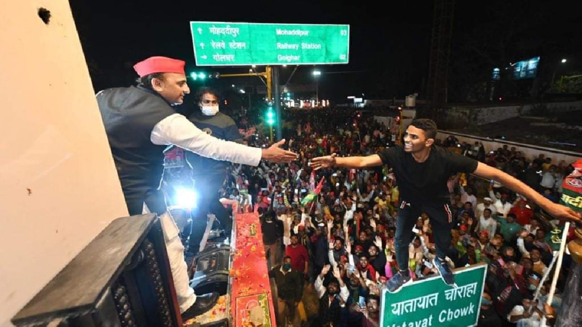 Akhilesh Yadav showed power through road show in Gorakhpur