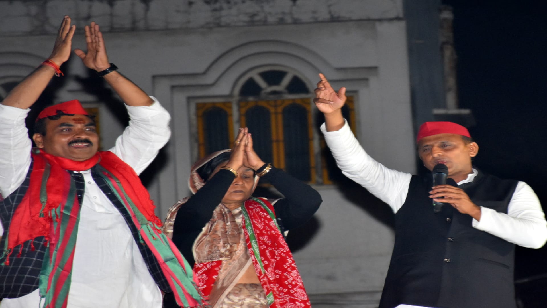 Akhilesh Yadav showed power through road show in Gorakhpur