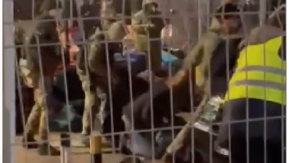 Students stranded on Ukraine-Romania border: Waiting for 15 hours in -3 degree temperature, Romanian soldiers are fighting