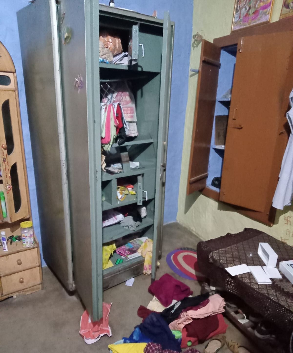 Thieves targeted two shops and a house in one night