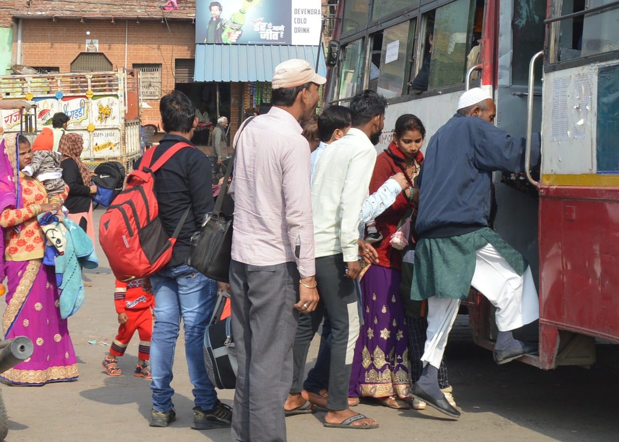 Hathras: Due to lack of buses, Kanwariyas have to wait for hours