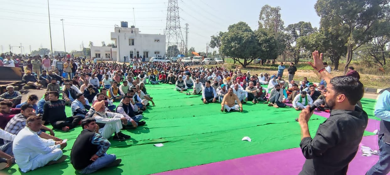 Villagers start indefinite strike for toll free
