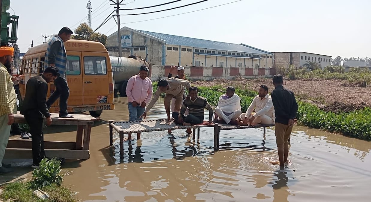 Angry villagers blocked Gharaunda-Barsat road for one hour due to lack of evacuation system