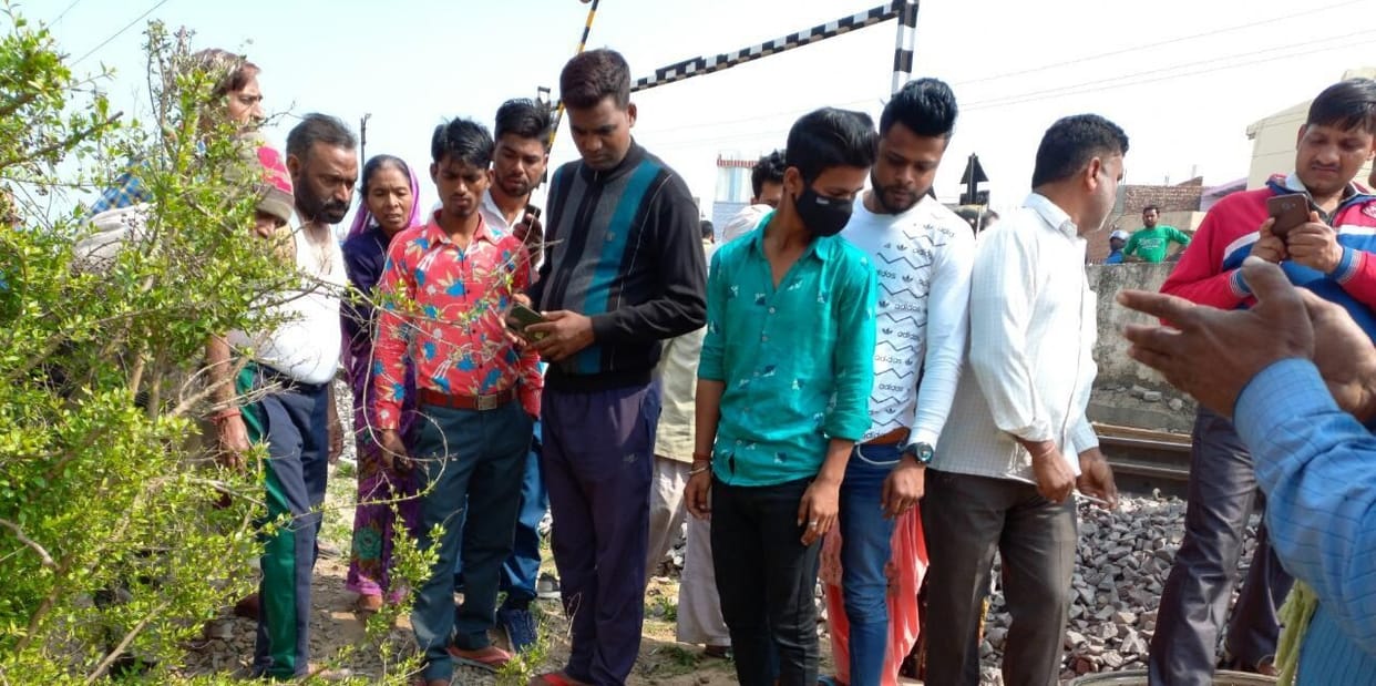 Hathras: A teenager, a young man died after being hit by a train