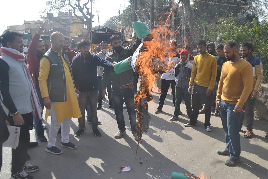 vhp and hindu jagran manch burnt the statu of  terorism in nahan city sirmaur