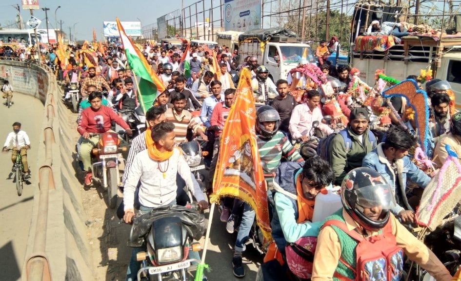 Double gate flyover jammed due to crowd of kanwariyas