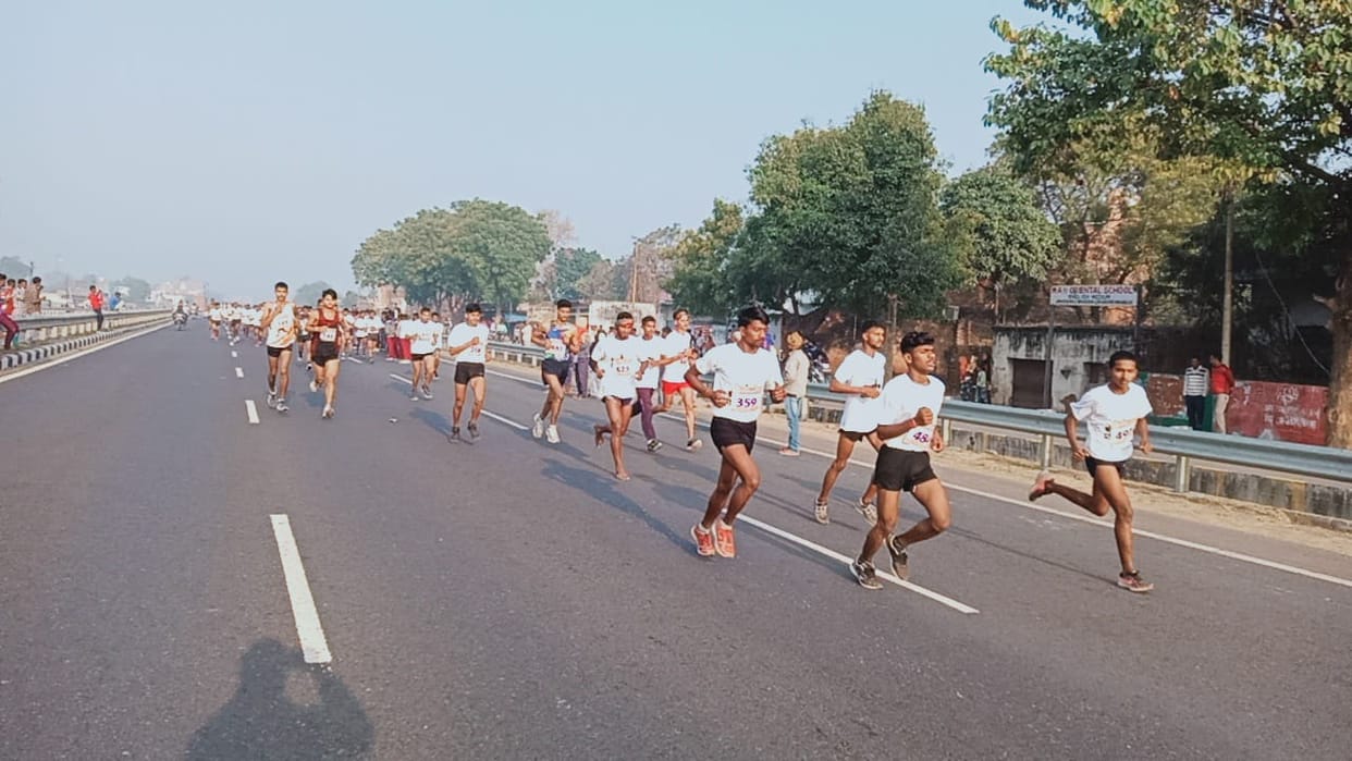 UP Assembly Election 2022 Bhadohi run for vote  Praveen kumar of Mumbai won  21 km half marathon