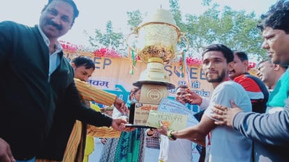 UP Assembly Election 2022 Bhadohi run for vote  Praveen kumar of Mumbai won  21 km half marathon