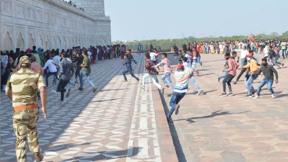 huge crowd of tourists gathered at taj mahal on second day of Shah Jahan Urs