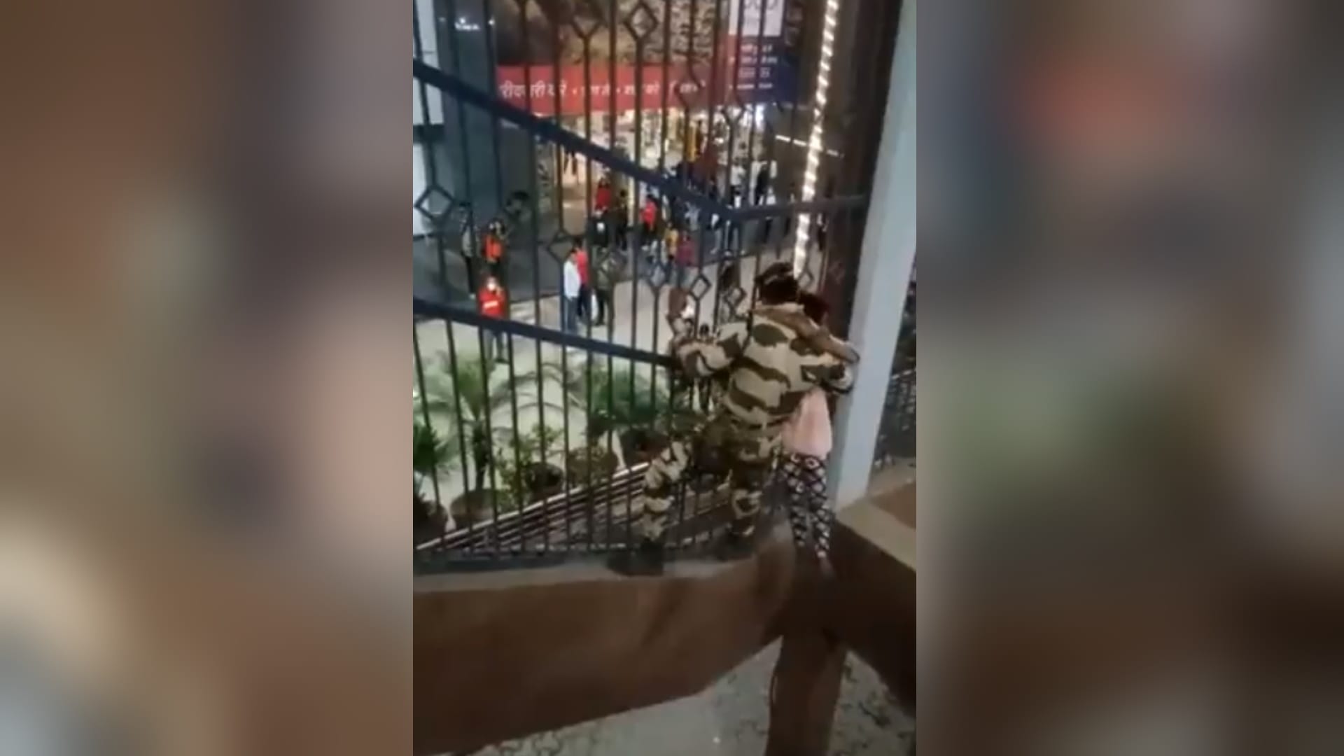 Delhi: Girl trapped in grill at Metro station CISF jawan saved the girl by showing courage