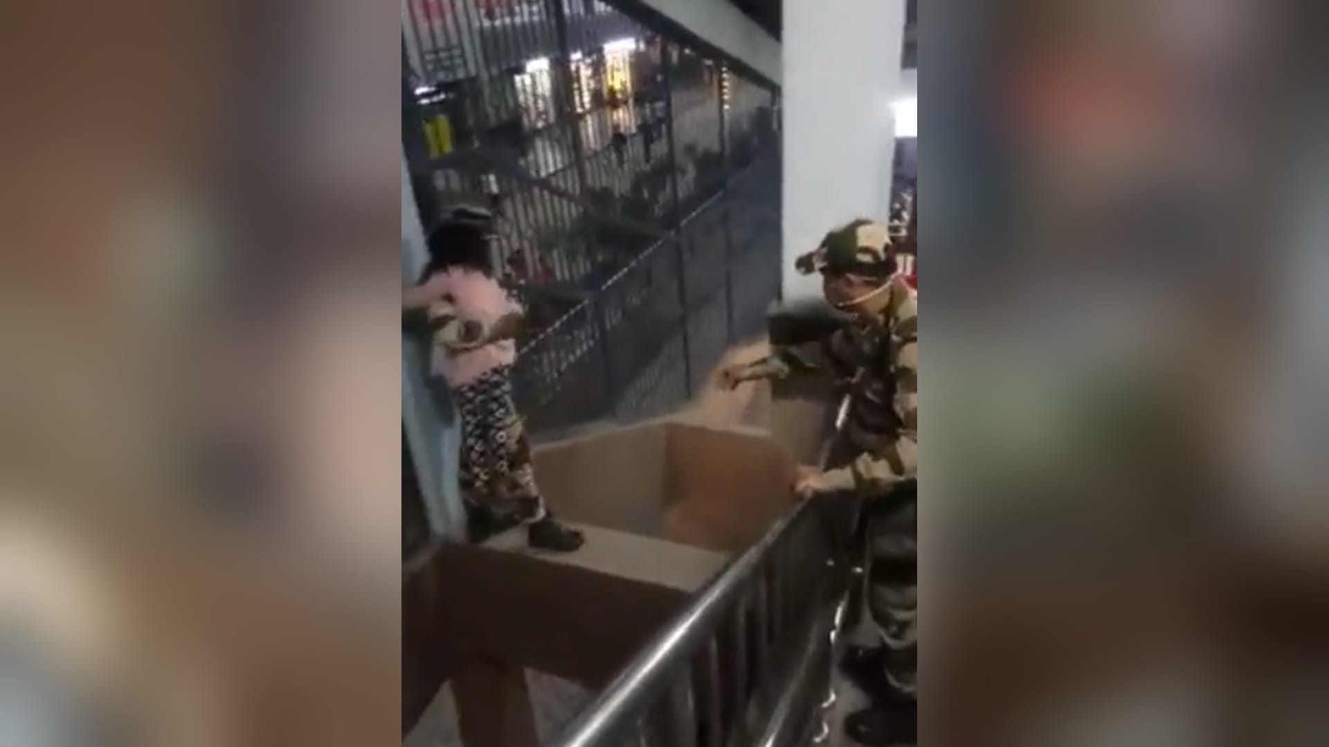 Delhi: Girl trapped in grill at Metro station CISF jawan saved the girl by showing courage