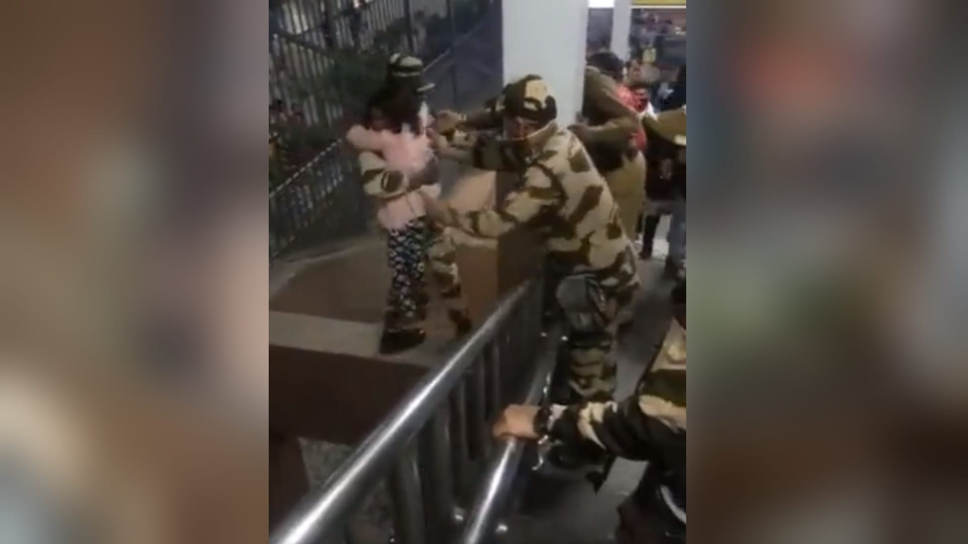 Delhi: Girl trapped in grill at Metro station CISF jawan saved the girl by showing courage