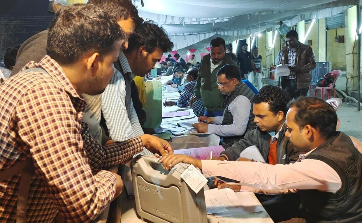EVM machines accumulated in the shadow of bayonets, the process of depositing machines continued till late night