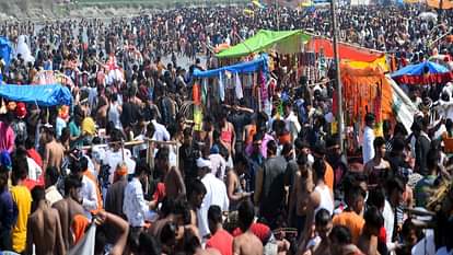 kanwariyas gathering at ganga ghats in kanwar mela kasganj