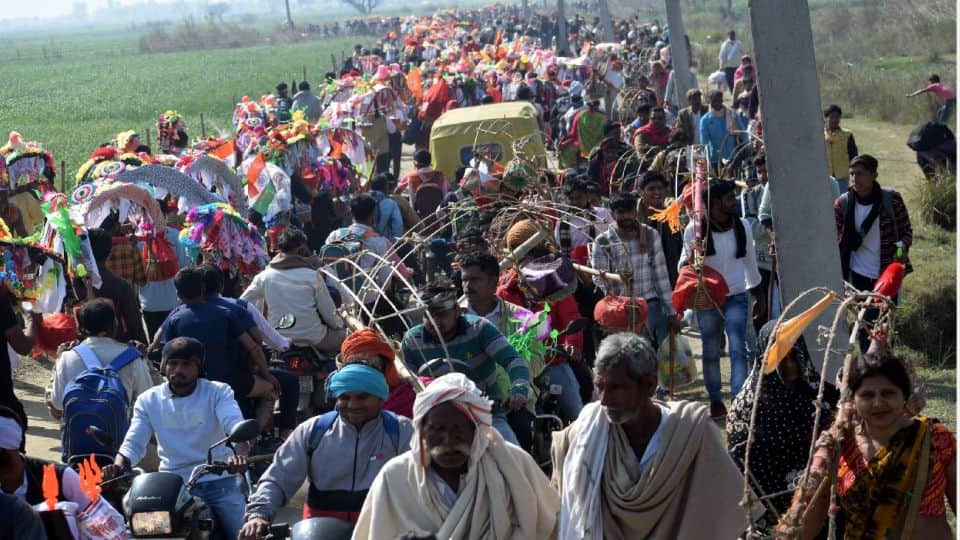 kanwariyas gathering at ganga ghats in kanwar mela kasganj