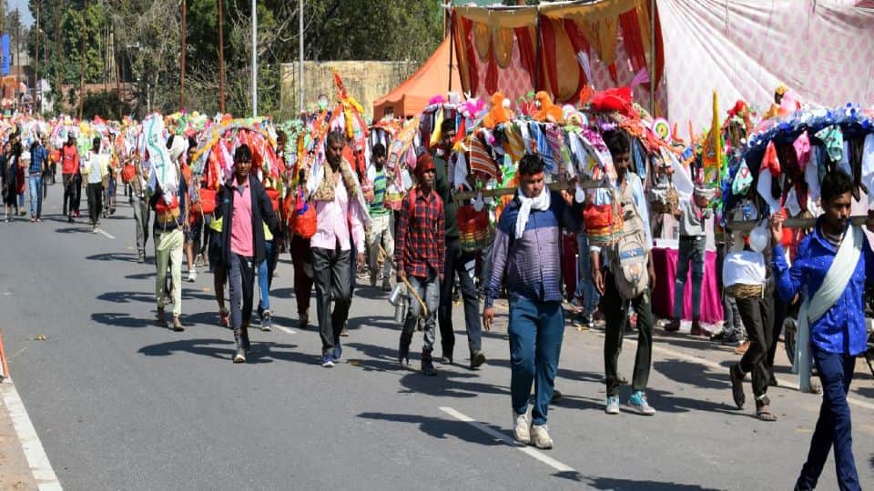 kanwariyas gathering at ganga ghats in kanwar mela kasganj