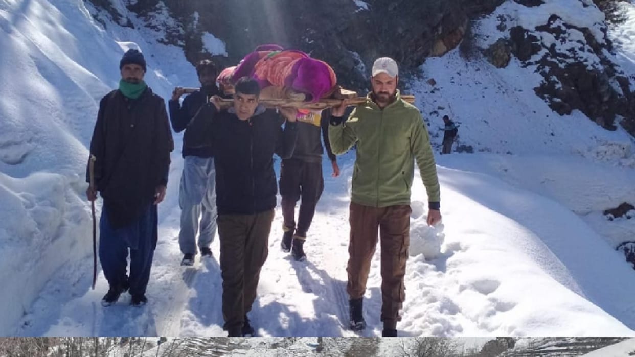 Kupwara police carried the elderly on the shoulder to the ambulance by walking in the snow