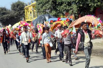 हरिद्वार से कांवड़ लेकर अमरोहा से गुजरते कांवड़िए।