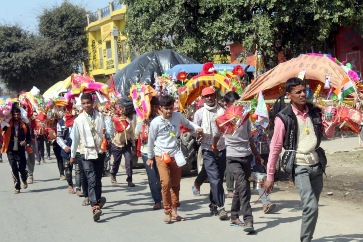 The train of Kanwariyas rising from city to village