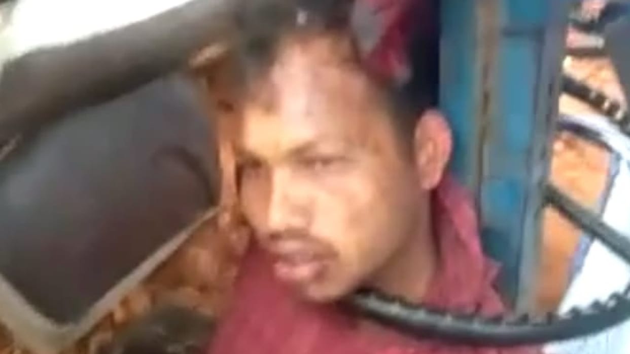 Driver's neck stuck in steering due to tractor overturning in Shivpuri, villagers rescued after struggle