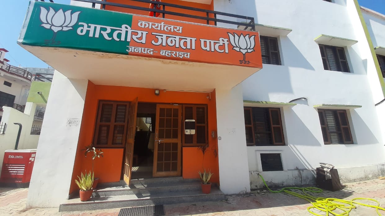 After the elections, silence prevailed at the party offices.