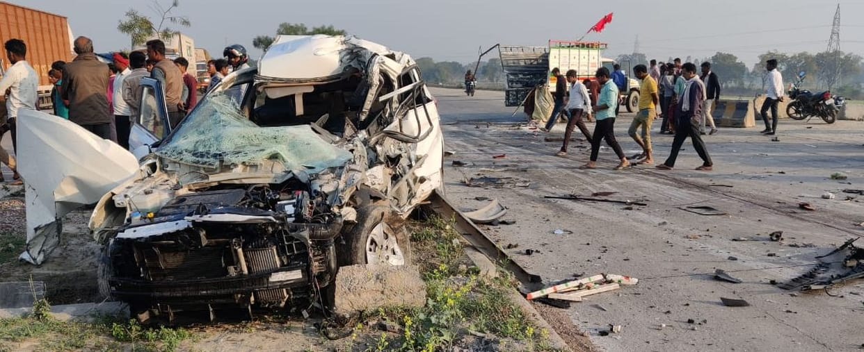 fathepur news,Devotee killed in road accident, 15 injured