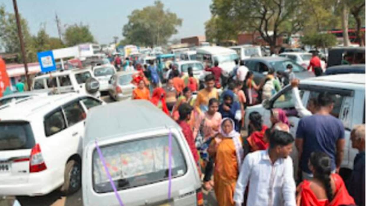 Sehore: More than 3 lakh devotees reached Rudraksh festival, 40 km jammed, thousands of vehicles stranded, now the katha will be online