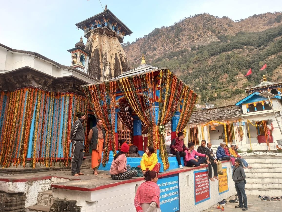 Omkareshwar temple decorated with nine quintal flowers