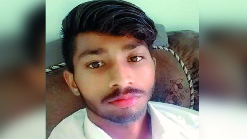 One Kanwariya died 20 injured in road accidents at different places in Firozabad and Etah