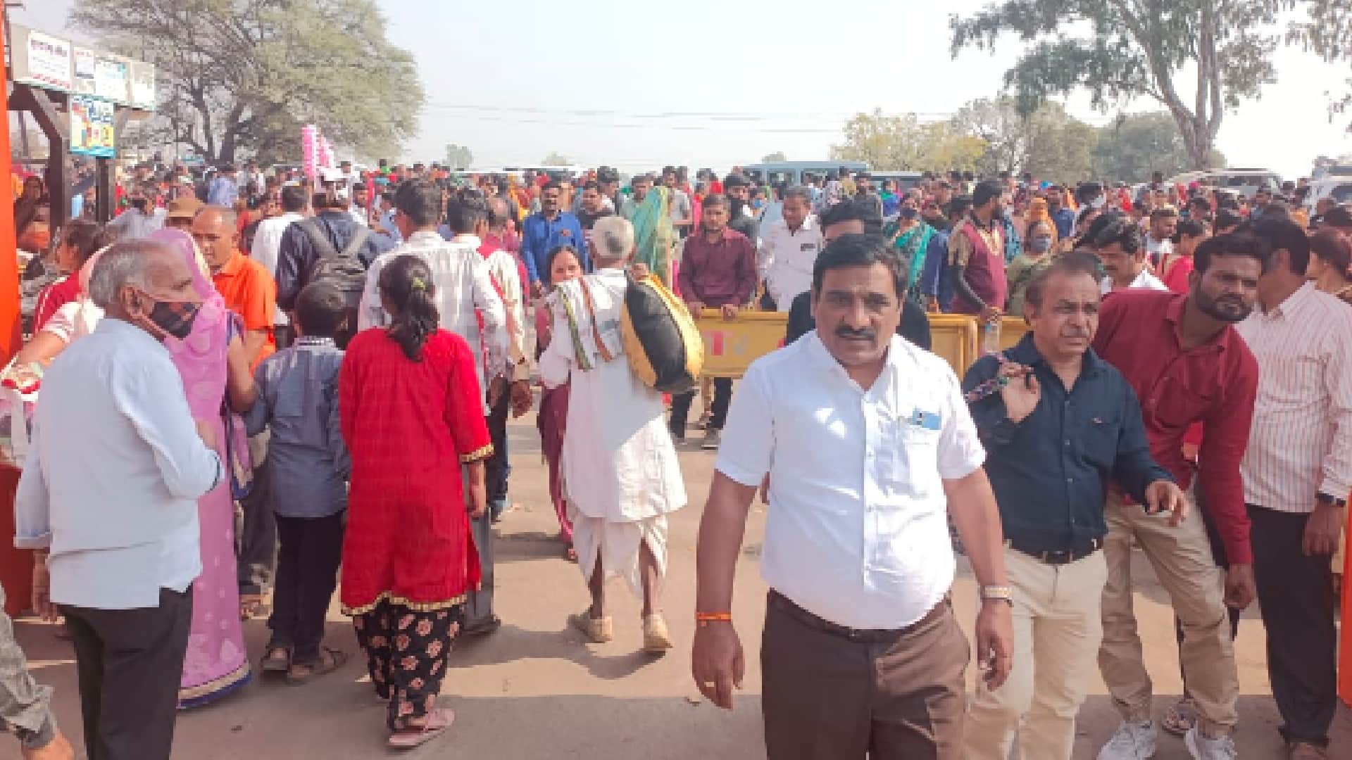 Sehore: More than 3 lakh devotees reached Rudraksh festival, 40 km jammed, thousands of vehicles stranded, now the katha will be online