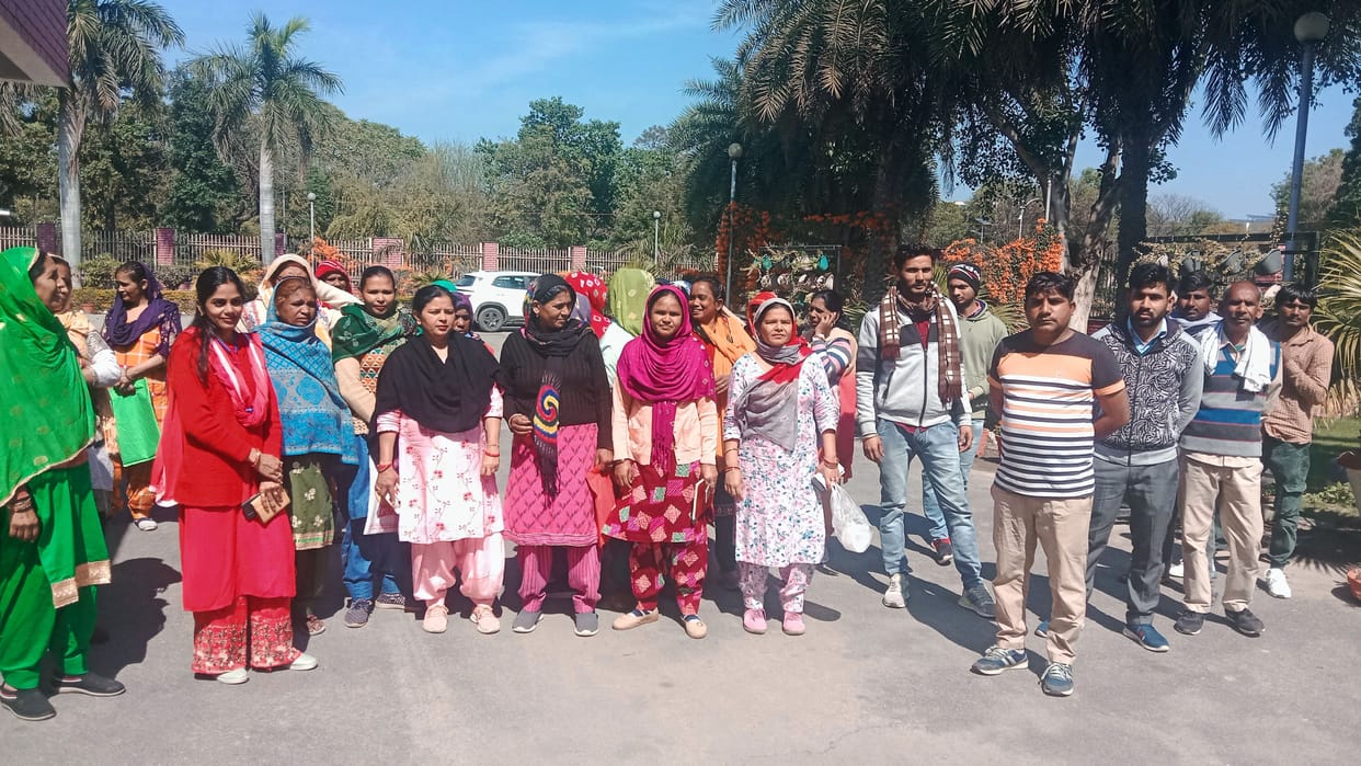 GJU: 1-1 thousand rupees demanded from employees in the name of making experience letter, protest