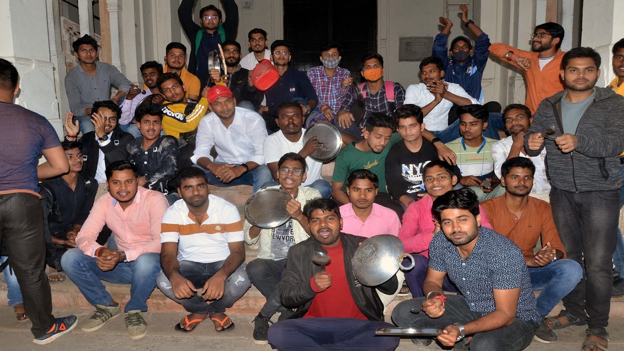 Allahabad University: Clap-plate in protest against offline examinations
