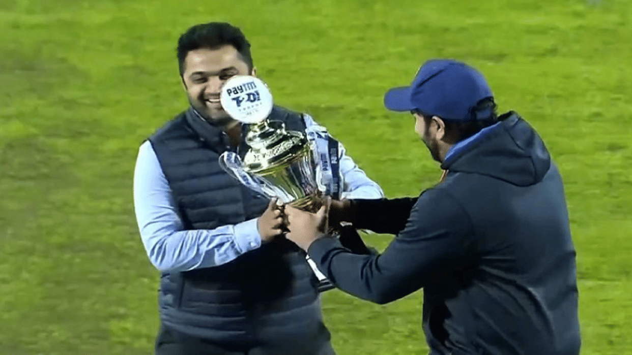 IND vs SL Rohit sharma handed trophy to jaydev shah after 3-0 victory in t20 series against srilanka