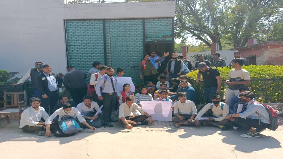 NSUI Students protest outside Vice Chancellor office by breaking the lock of gate in agra university