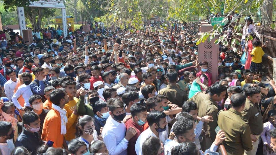 huge crowd of tourists gathered at taj mahal on second day of Shah Jahan Urs