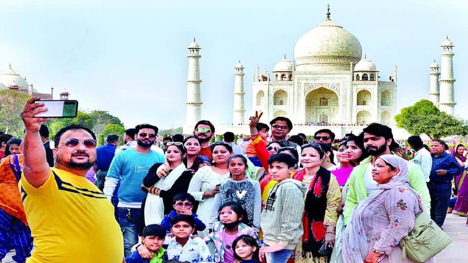 More than 40 thousand tourists visited the Taj Mahal on Shah Jahan Urs
