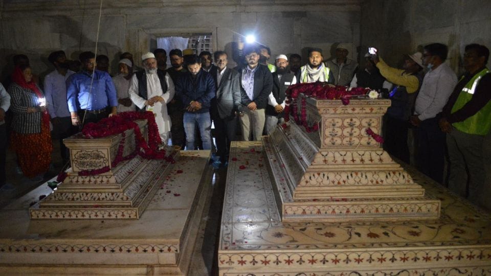 Taj Mahal shahjahan urs sandal ceremony performed in the light of mobile on Tomb of Shah Jahan and Mumtaz