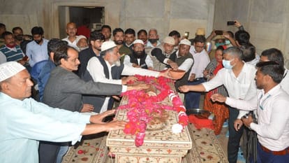 Taj Mahal shahjahan urs sandal ceremony performed in the light of mobile on Tomb of Shah Jahan and Mumtaz