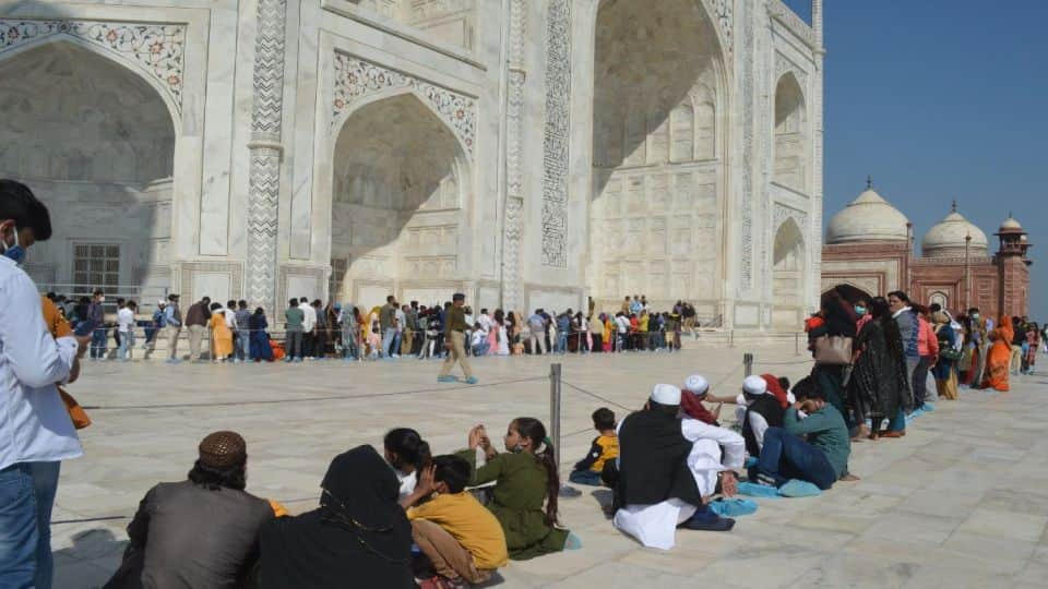 huge crowd of tourists gathered at taj mahal on second day of Shah Jahan Urs