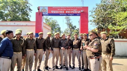 थाना मगोर्रा के बाहर तैनात फोर्स