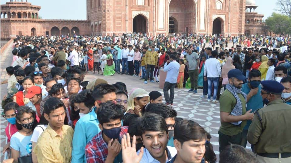 More than 40 thousand tourists visited the Taj Mahal on Shah Jahan Urs