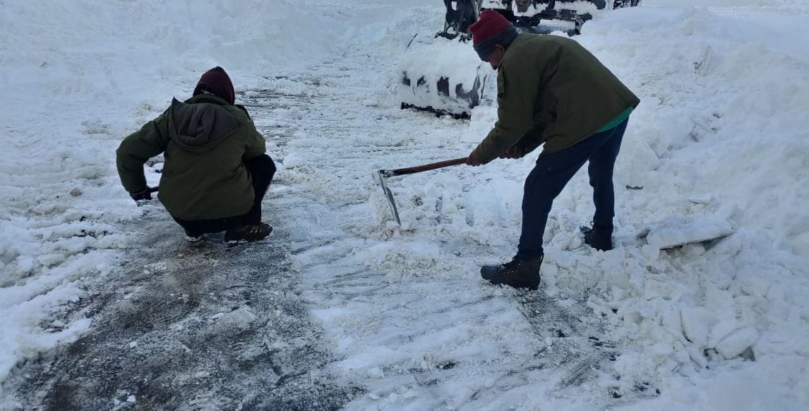 Kund-Chopta-Gopeshwar Highway is covered with snow