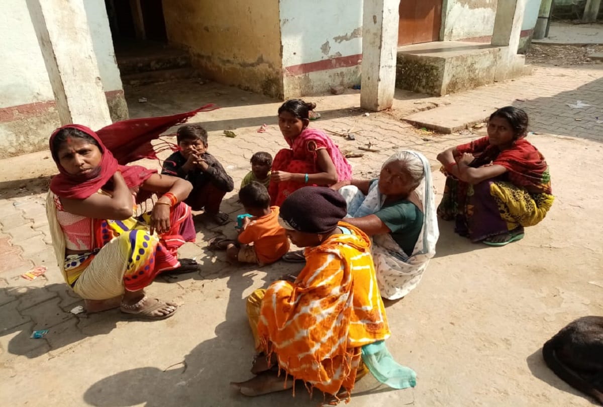 Murder in varanasi sweeper stabbed wite knife over dispute for donations wife who also injured