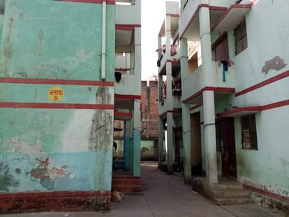 Murder in varanasi sweeper stabbed wite knife over dispute for donations wife who also injured