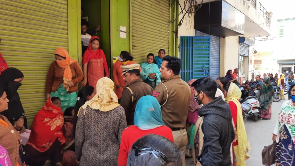 Women accused of ruckus at the company's office, grabbing money and not paying honorarium