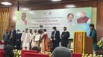राज्यपाल बंडारू दत्तात्रेय से अवार्ड लेते हुए डॉ. सुशीला मान