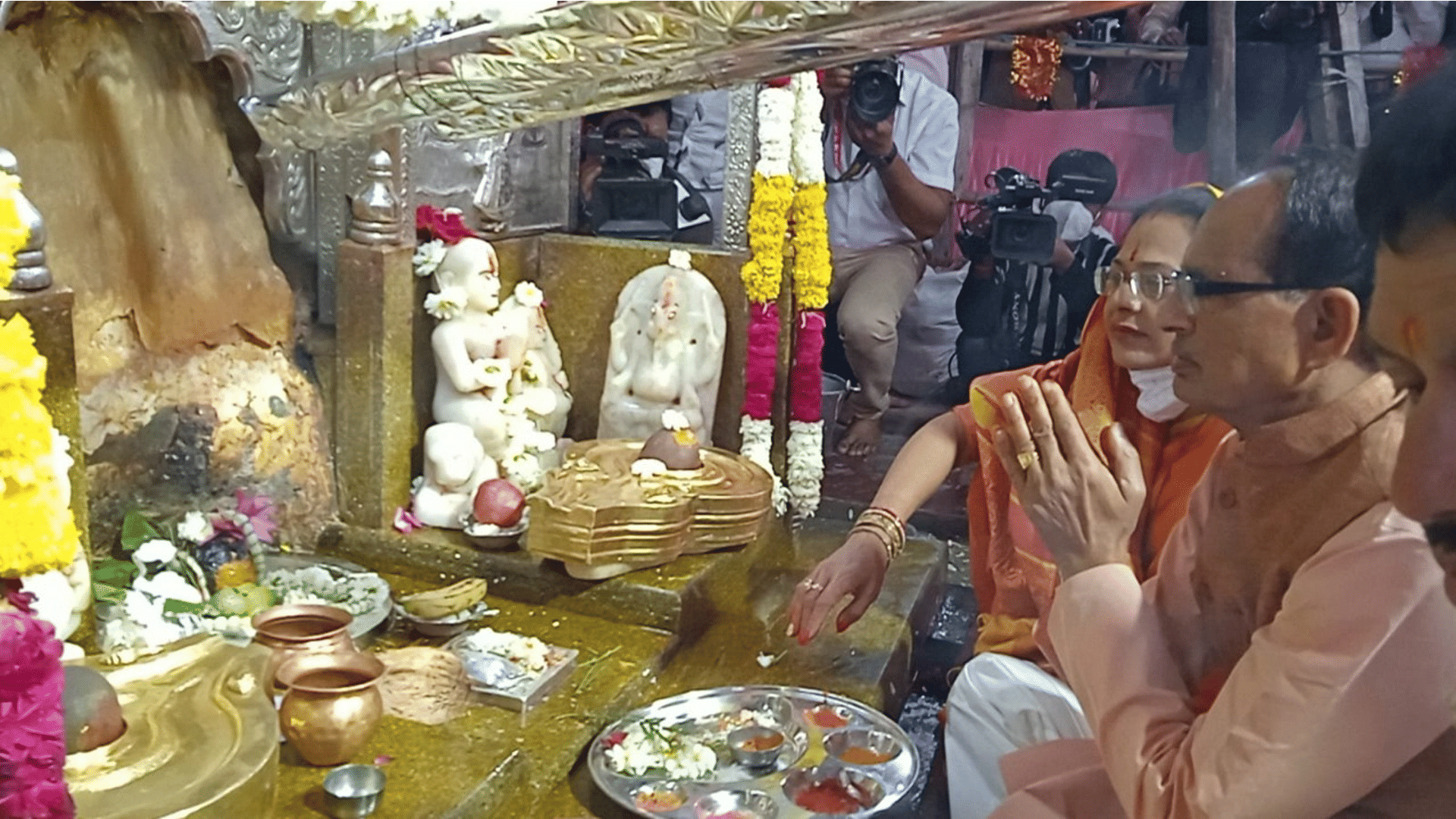 Mahashivratri festival: CM Shivraj worships in Badwale Mahadev temple, joins Lord Shiva's procession and pulls chariot